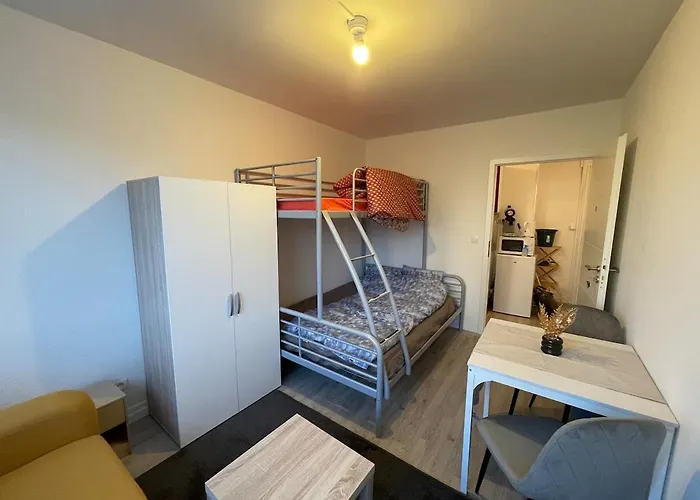 Frei Zimmer Chambre Libre Μετς φωτογραφία